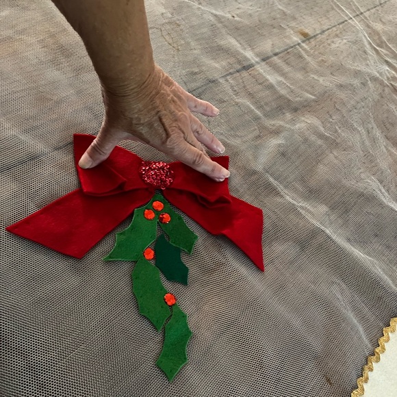 Vintage felt Christmas tablecloth Bucilla Gorgeous! Candles Poinsettias hand md - Picture 6 of 12